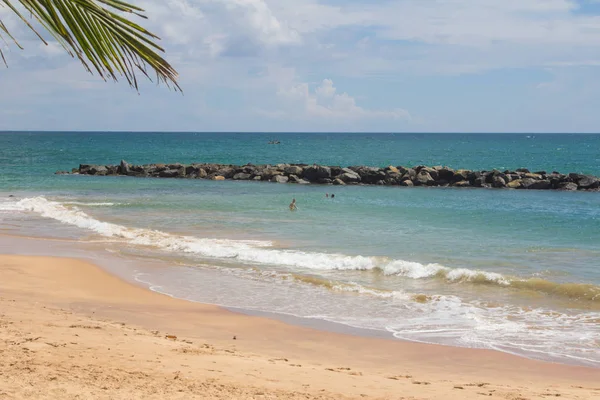 Tangalle, Sri Lanka - 15 Aralık 2017: insanlar plajda, Tan