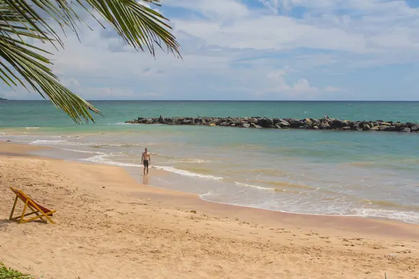 Tangalle, Sri Lanka - 15 Aralık 2017: insanlar plajda, Tan