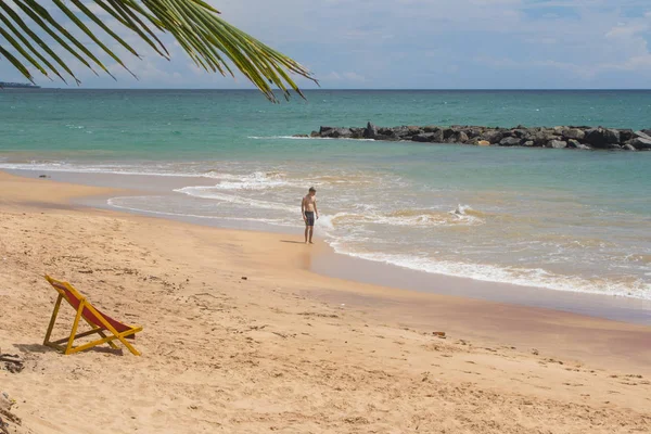 Tangalle, Sri Lanka - 15 Aralık 2017: insanlar plajda, Tan