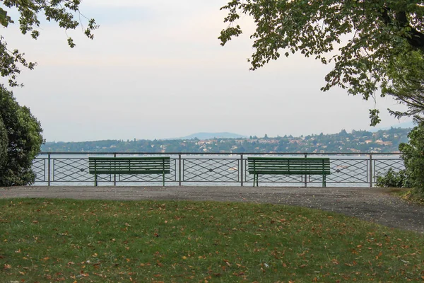 Panchina sul lago di Ginevra, Svizzera . — Foto Stock