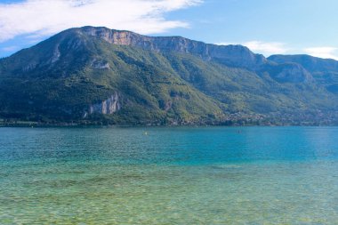 Annecy göl ve dağların
