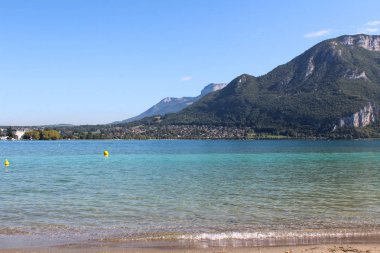 Annecy göl ve dağların