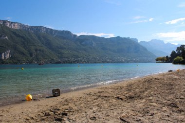 Annecy göl ve dağların