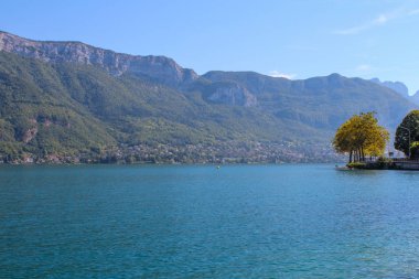 Annecy göl ve dağların