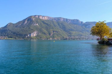 Annecy göl ve dağların