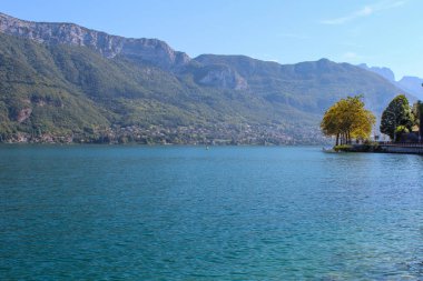 Annecy göl ve dağların