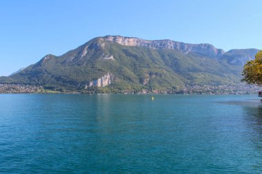 Annecy göl ve dağların