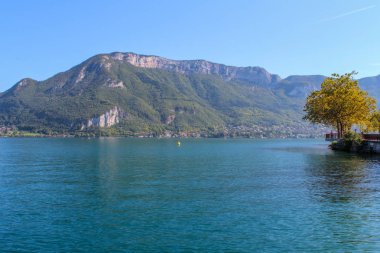 Annecy göl ve dağların