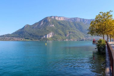 Annecy göl ve dağların
