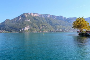 Annecy göl ve dağların