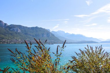 Annecy göl ve dağların