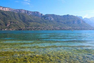 Annecy göl ve dağların