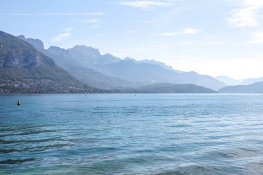 Annecy göl ve dağların