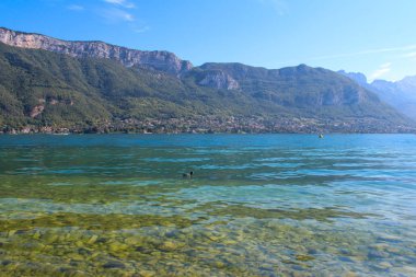 Annecy göl ve dağların