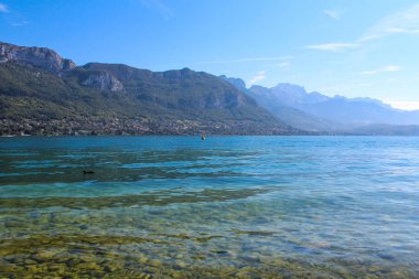 Annecy göl ve dağların