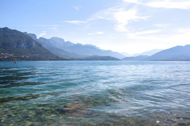 Annecy göl ve dağların