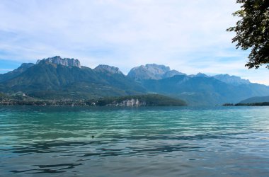 Annecy göl ve dağların