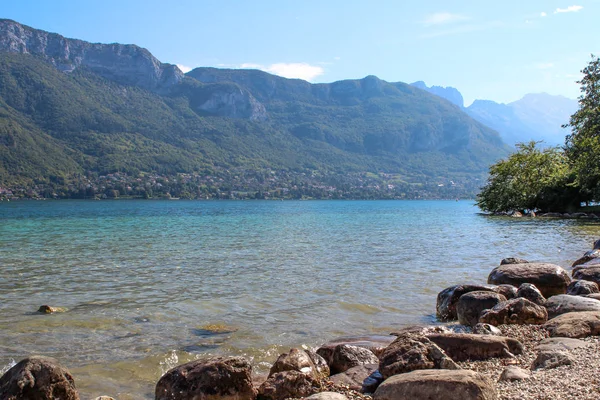 Annecy göl ve dağların