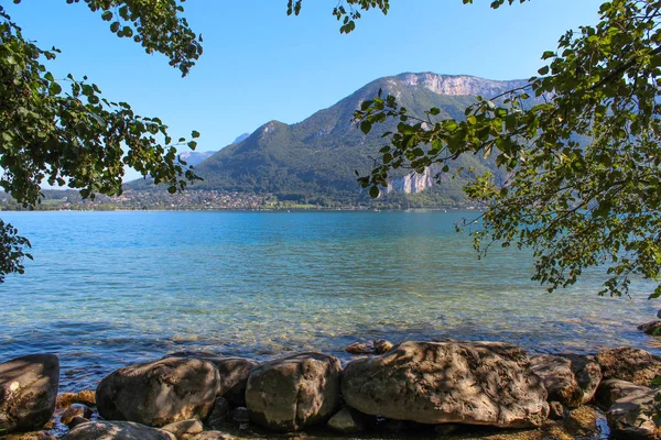 Annecy göl ve dağların