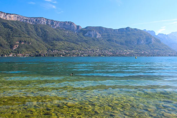 Meer van Annecy en de bergen — Stockfoto