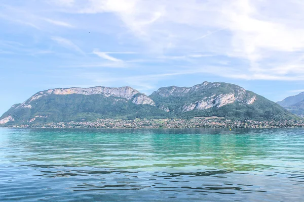 アヌシー湖と山脈 — ストック写真