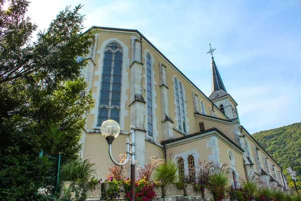 Iglesia y cementerio en los Alpes franceses, más severo —  Fotos de Stock