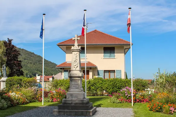 Kostel a hřbitov ve francouzských Alpách, Sevrier — Stock fotografie