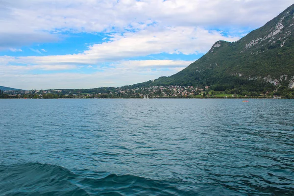 Lago Annecy y montañas — Foto de Stock