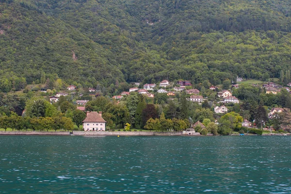 Meer van Annecy en de bergen — Stockfoto