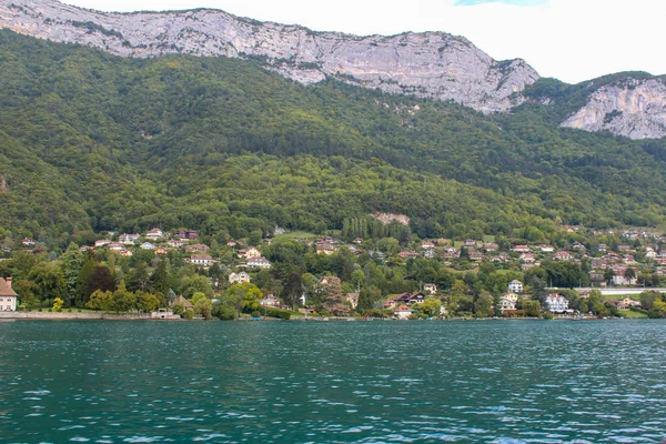 Λίμνη Annecy και τα βουνά — Φωτογραφία Αρχείου