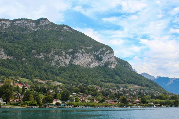 Λίμνη Annecy και τα βουνά — Φωτογραφία Αρχείου