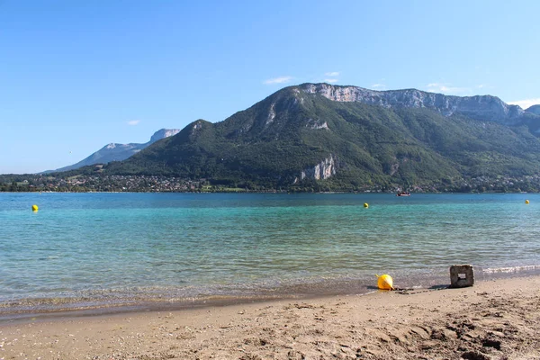 Lago Annecy y montañas Imagen de stock