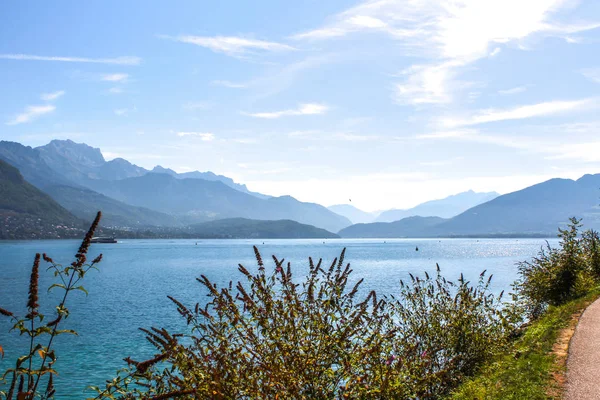 Lago di Annecy e montagne Foto Stock Royalty Free