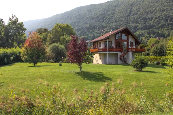 ANECIA, FRANCIA - 22 de septiembre de 2012: Casa en los Alpes. Annecy. . Imagen de archivo