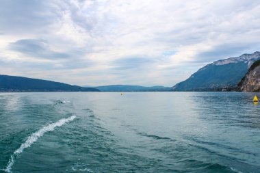 Annecy göl ve dağların