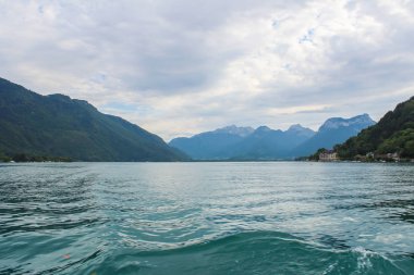 Annecy göl ve dağların