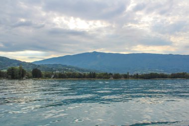Annecy göl ve dağların
