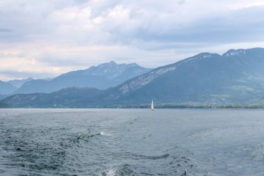 Annecy göl ve dağların