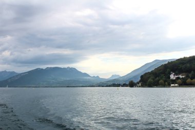 Annecy göl ve dağların