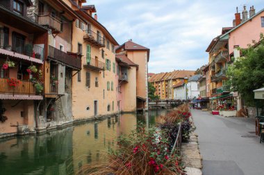 Turistler eski kasabanın içinden yürümek. Annecy, Fransa.
