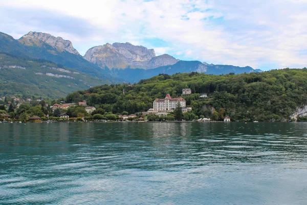 Λίμνη Annecy και τα βουνά — Φωτογραφία Αρχείου