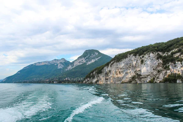 Lago Annecy y montañas — Foto de Stock