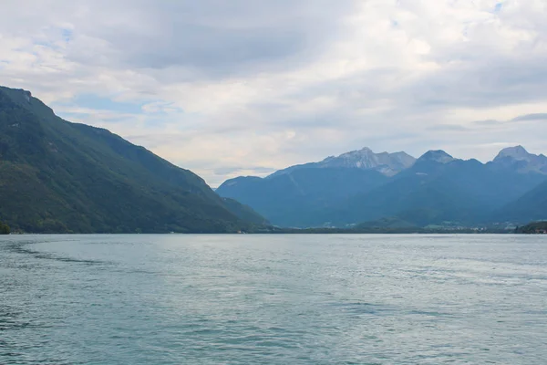 アヌシー湖と山脈 — ストック写真