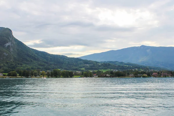 Λίμνη Annecy και τα βουνά — Φωτογραφία Αρχείου