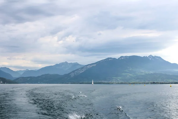 Λίμνη Annecy και τα βουνά — Φωτογραφία Αρχείου