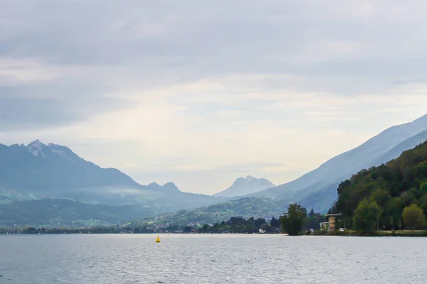 Annecy jezero a hory — Stock fotografie