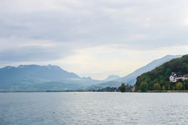 Annecy jezero a hory — Stock fotografie