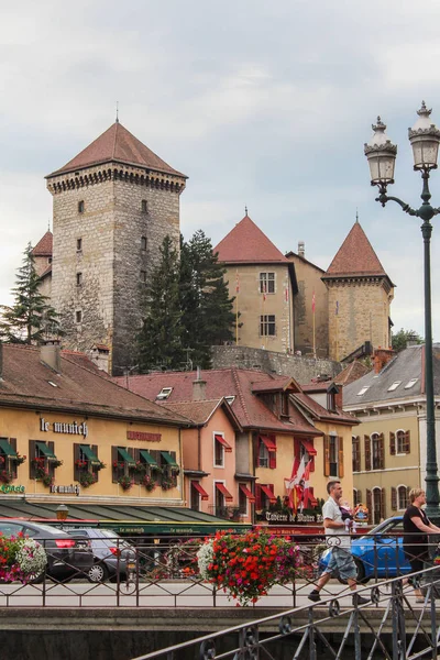 Turystów spacer po starym mieście. Annecy, Francja. — Zdjęcie stockowe