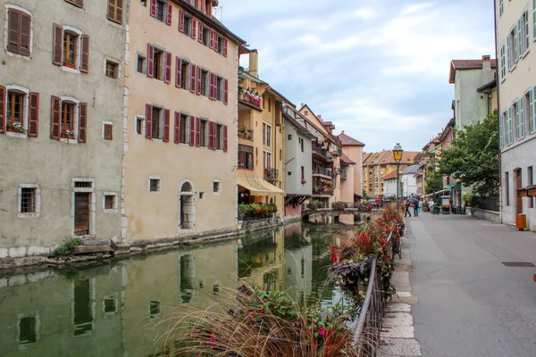Tourists walk through the old town. Annecy, France. — Stock Photo, Image