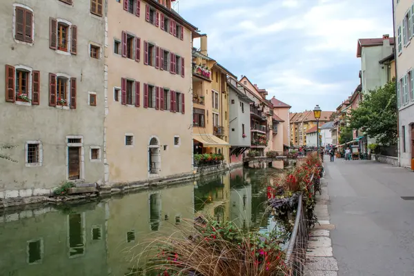 Les touristes se promènent dans la vieille ville. Annecy, France . — Photo